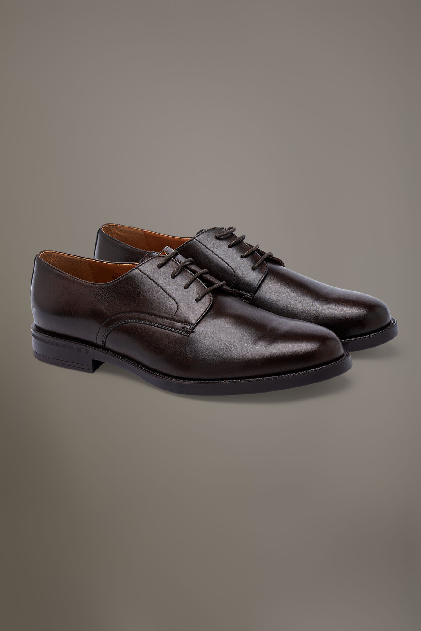 Derby shoe made of 100% leather with a rubber sole