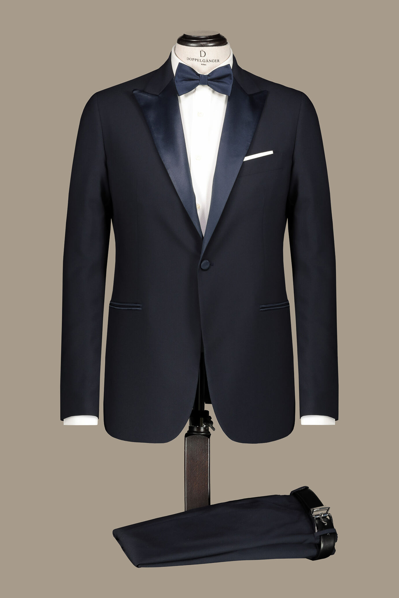 Single breasted peak lapel tuxed