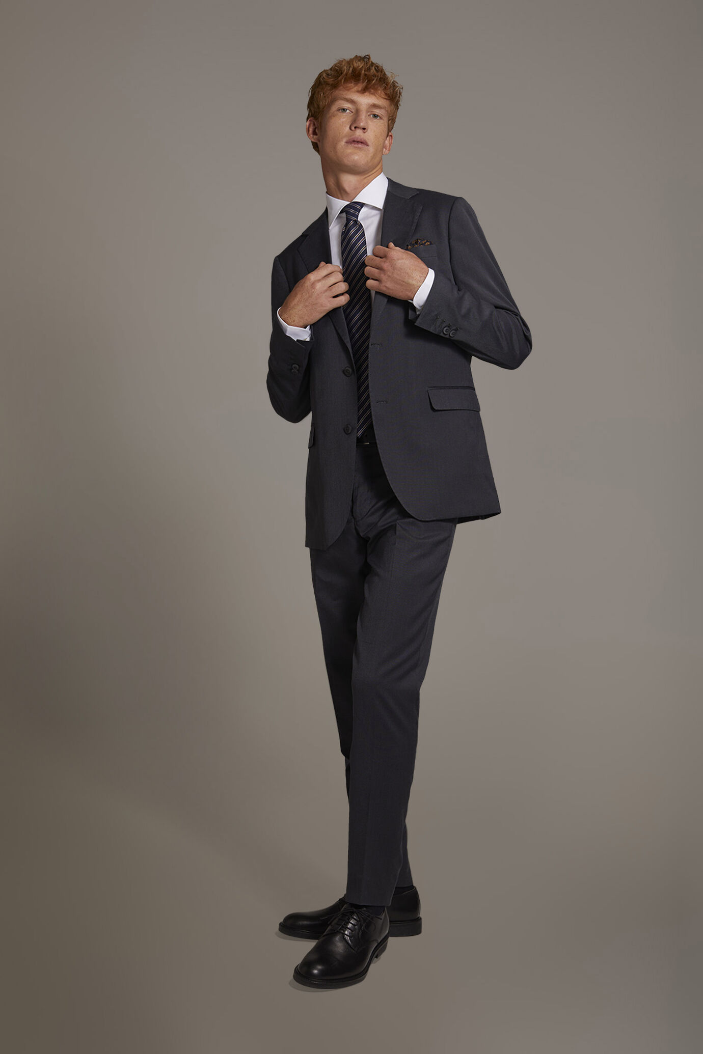 Regular fit single-breasted suit in microcheck fabric