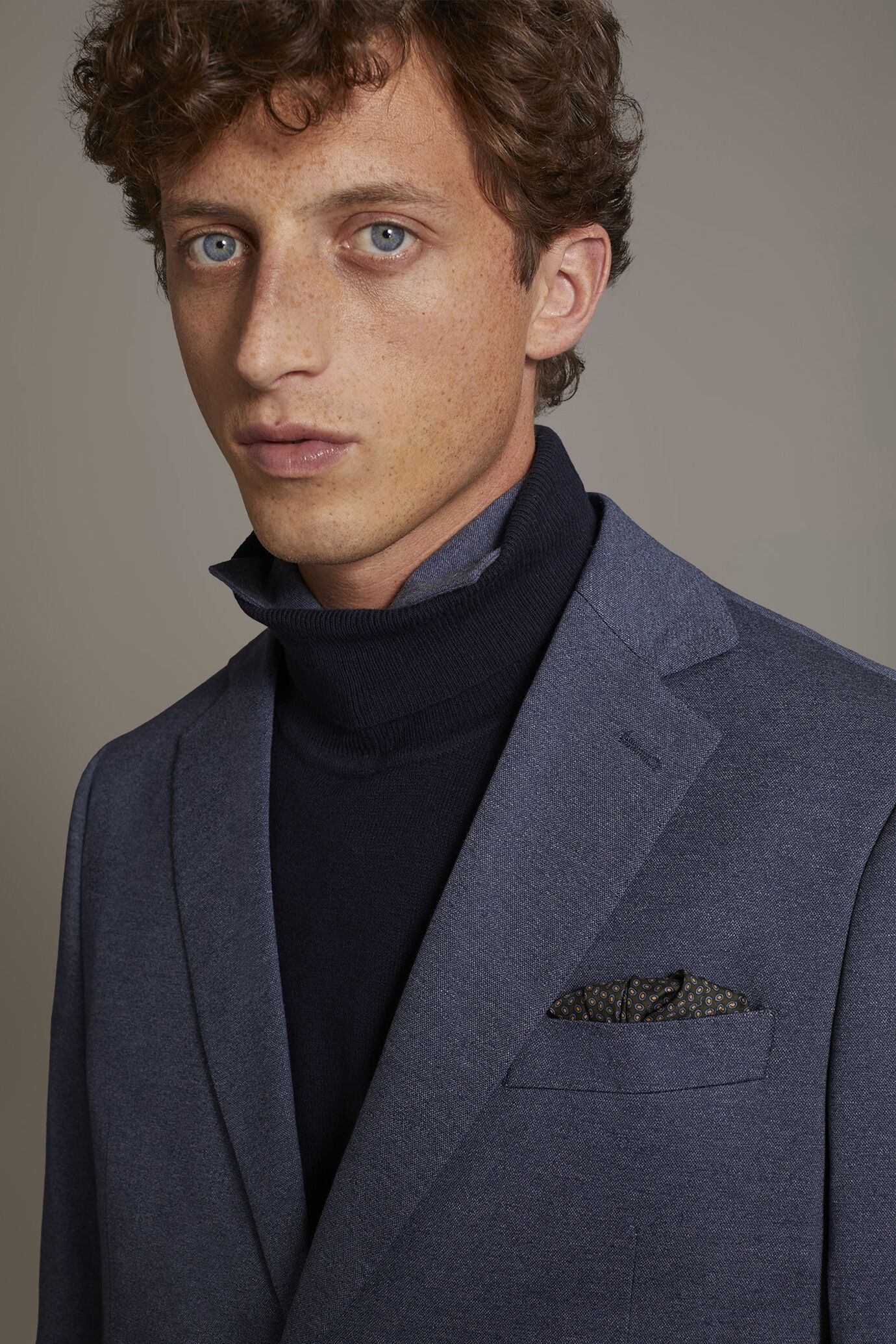 Regular fit single-breasted suit in solid colour jersey fabric