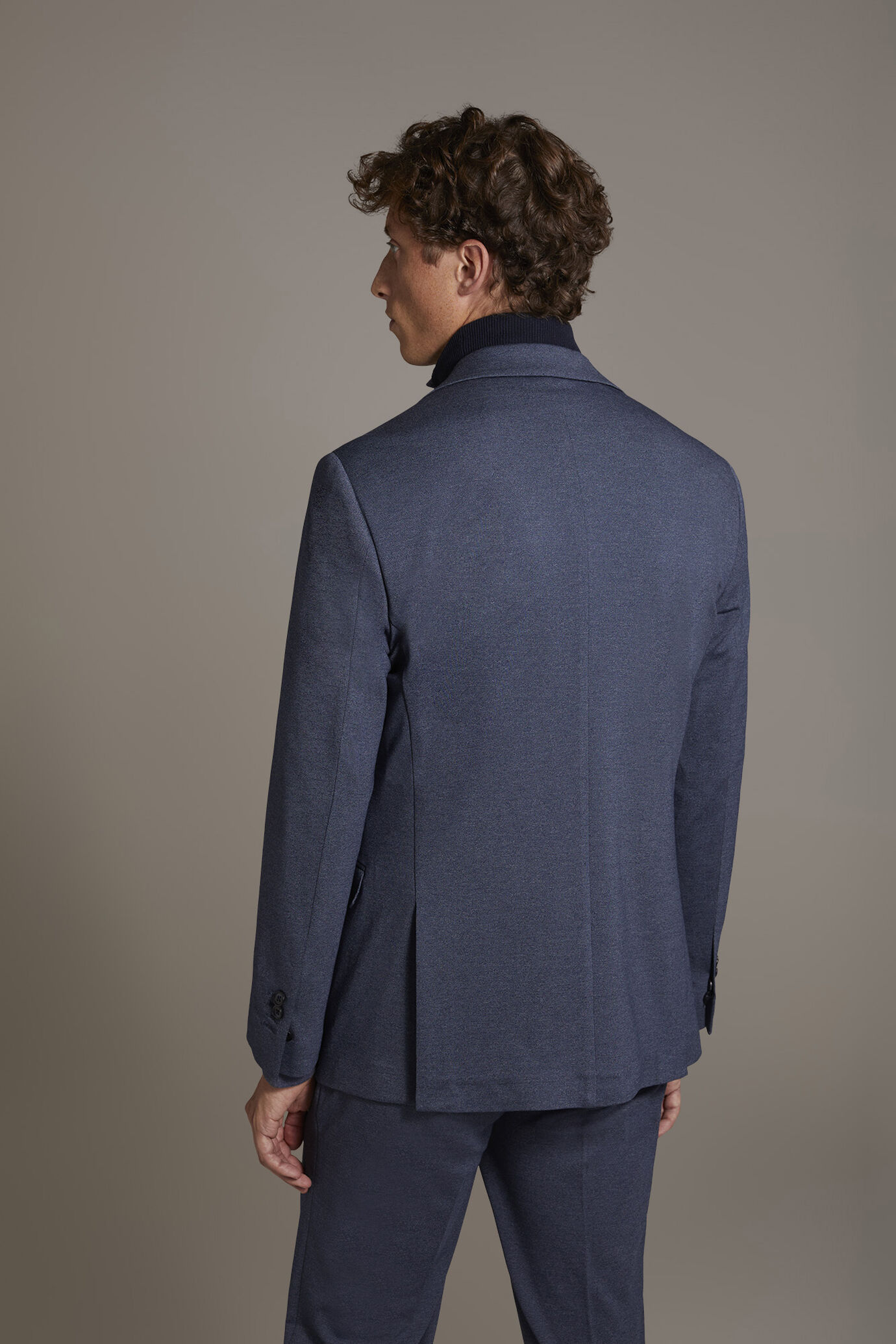 Regular fit single-breasted suit in solid colour jersey fabric