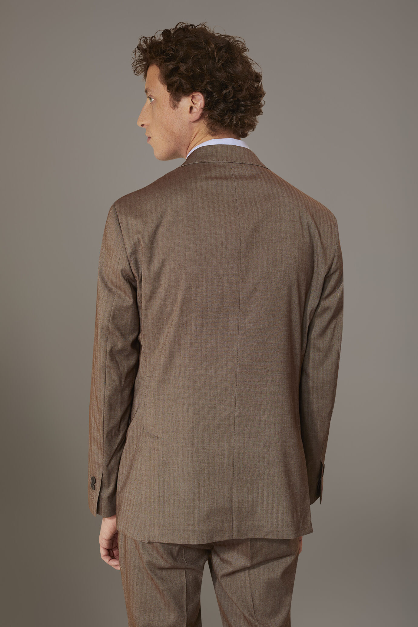 Regular fit single-breasted suit patterned herringbone fabric with solaro texture