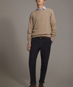 Regular fit chino trousers in corduroy fabric
