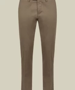 Men's classic twill chinos in a perfect fit